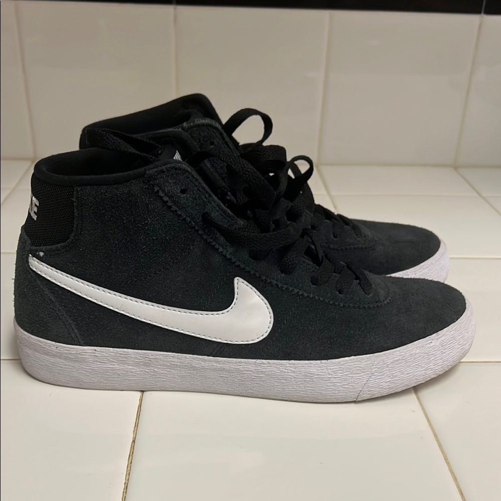 Women’s Nike Bruin High SB 'Black White' DR0126-001
